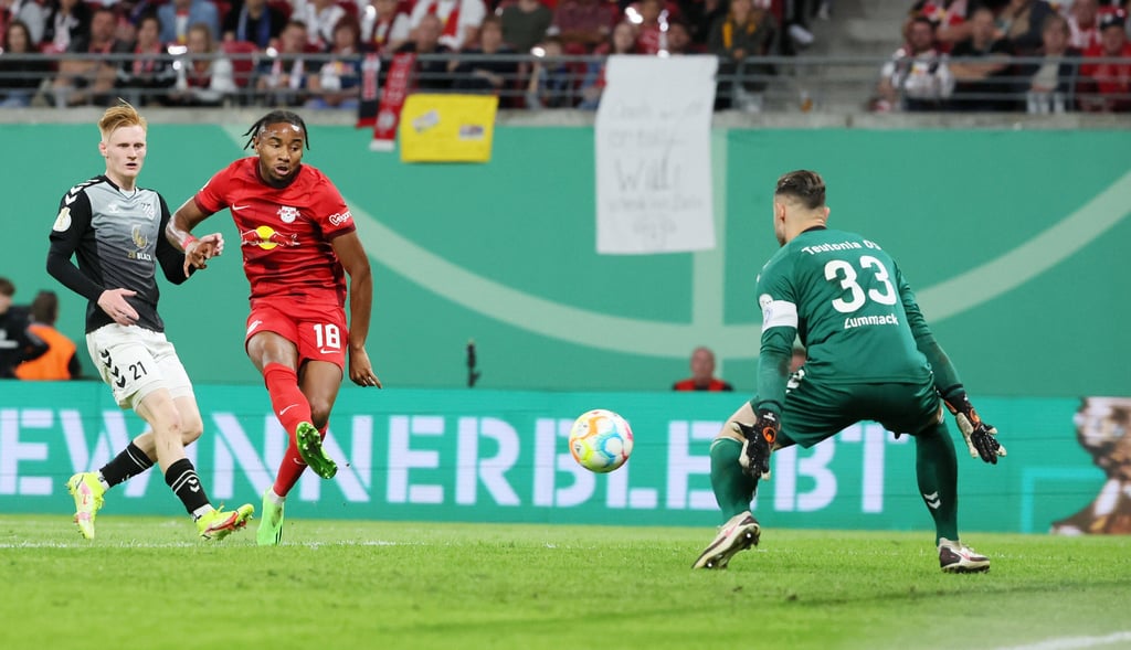 Bekam 41 Torschüsse auf seinen Kasten: Yannick Zummack gegen Christopher Nkunku.