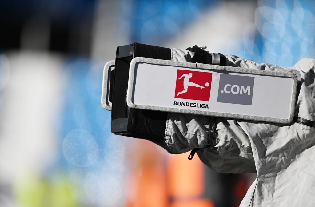 Das Logo der Bundesliga ist vor Spielbeginn am Regenschutz einer TV-Kamera zu sehen.