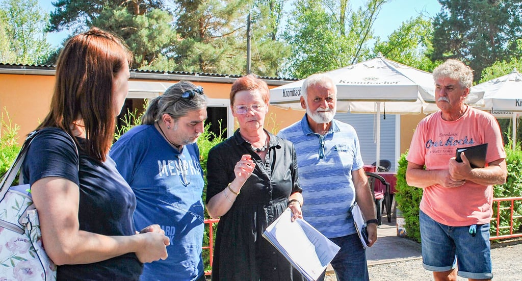 Monika Gäbe von der Stadt Nienburg (Mitte) bespricht mit Vereins- und Institutionsvertretern die Standorte der verschiedenen Stände.