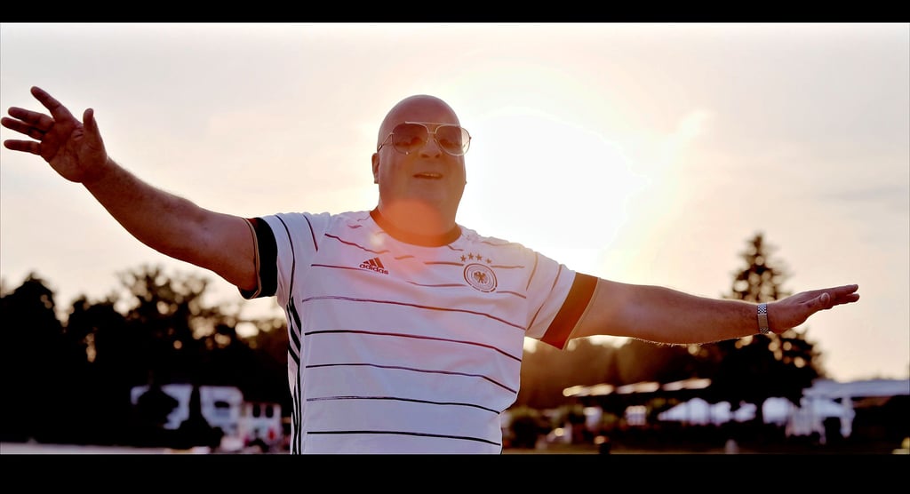 Im Dessauer Waldbad ist das Video zum WM-Song von Matthias Zöge „Fußball ist Liebe“ gedreht worden. Es soll diese Woche erscheinen.