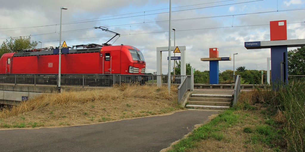 Gleis 2 am Bahnsteig Ovelgünne ist bis auf das letzte Stück barrierefrei erreichbar. Die Treppe gehört zum Bestand der Deutschen Bahn. Sie will im Rahmen ihrer Langfristplanung eine stufenfreie Anbindung zumindest prüfen.