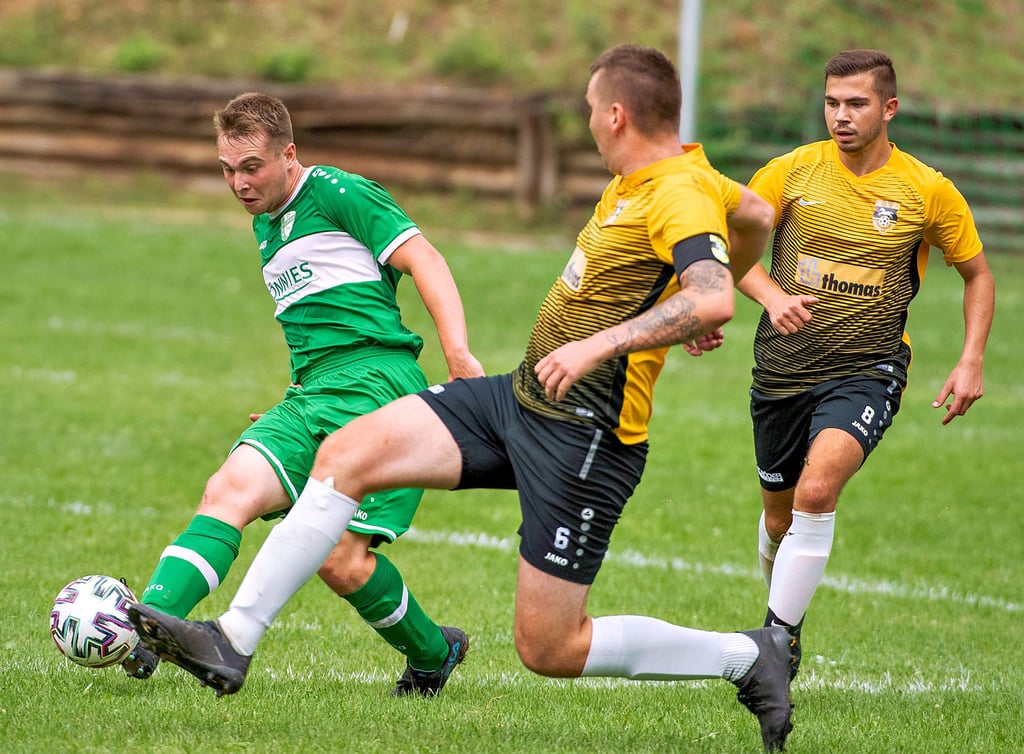 Der Löbitzer Moritz-Niklas Prater (l.) wird im Wethautal-Derby der Kreisliga, Staffel 2, von Mertendorfs Kapitän Matthias Krause bedrängt. Die favorisierten SVM-Kicker setzen sich schließlich mit 3:1 durch.