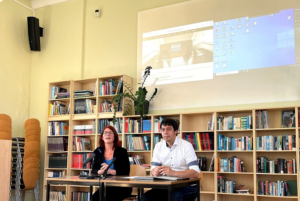 Stellen die neue, konstengünstige Präsentationstechnik im Unterricht an der Comeniusschule vor: Schulleiterin Jessika Hellge und Landrat Patrick Puhlmann.