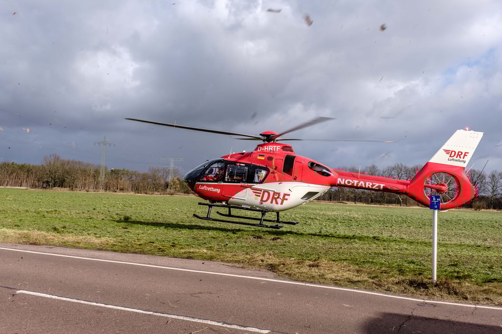 Ein Rettunghubschauber ist im Einsatz.