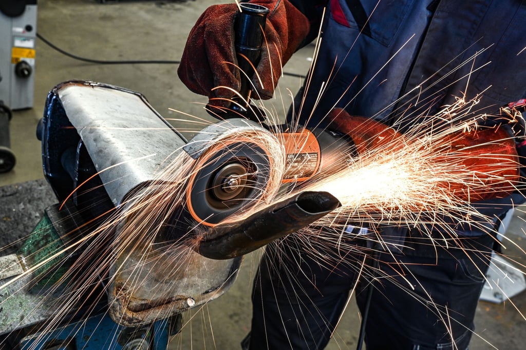 Immer weniger Jugendliche starten eine duale Ausbildung - im Handwerk ist der Zustrom besonders gering.