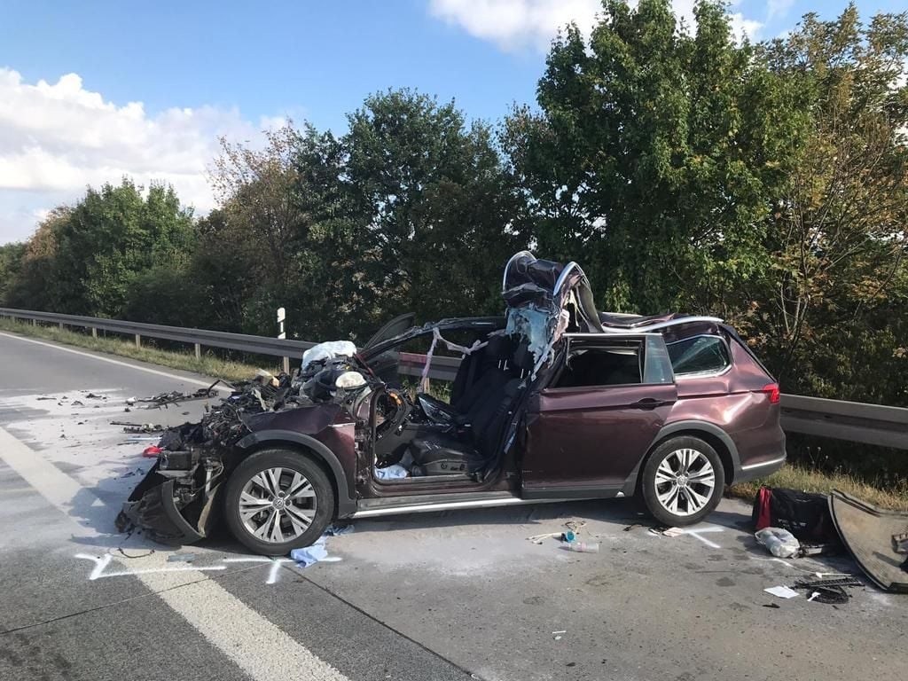 Nur noch Schrott: So sah der Pkw aus, der auf den Lkw auffuhr.