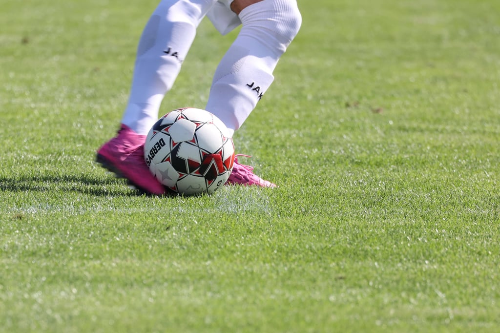 Ein Amateurfußballer schießt den Ball. (Symbolbild)