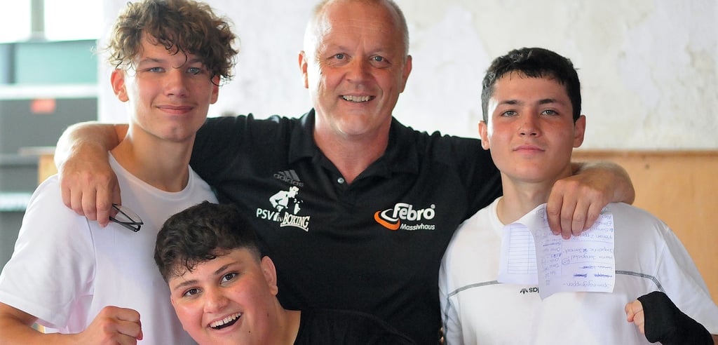 Hatten sichtlich Spaß bei den Kinder- und Jugendspielen in Schönebeck: Yves Zenß, PSV-Trainer Lars Thielecke, Simon Heier (von links) und Hossain Sarwari (unten). Auch von allen anderen gab es positive Rückmeldungen.