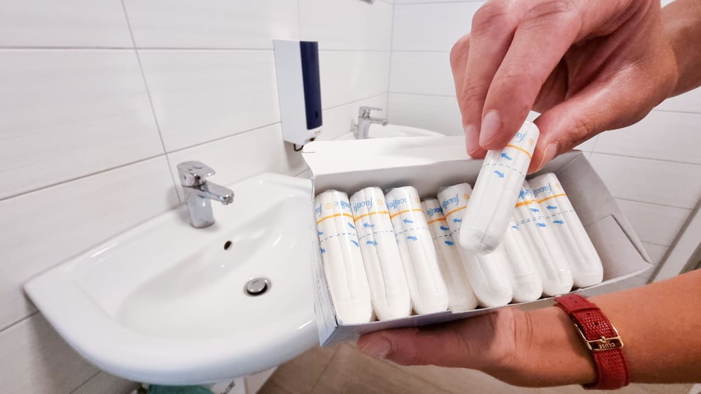 Weiterführende Schulen in Aschersleben verfolgen verschiedene Ansätze bei der Ausgabe von Hygieneartikel an Schülerinnen.