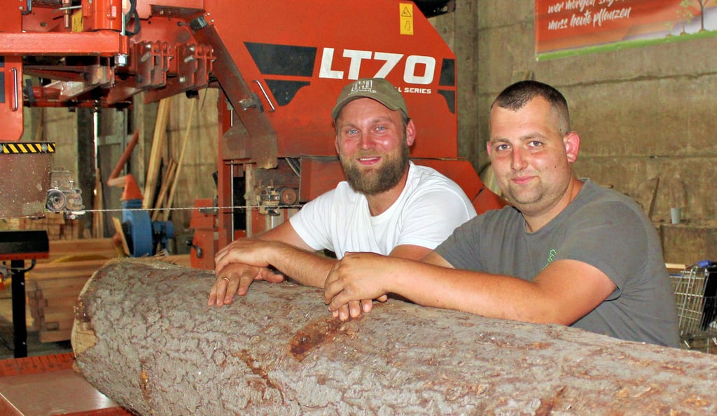 Jorgino Heideläufer (links) und Kevin Köppe an der mobilen Bandsäge.