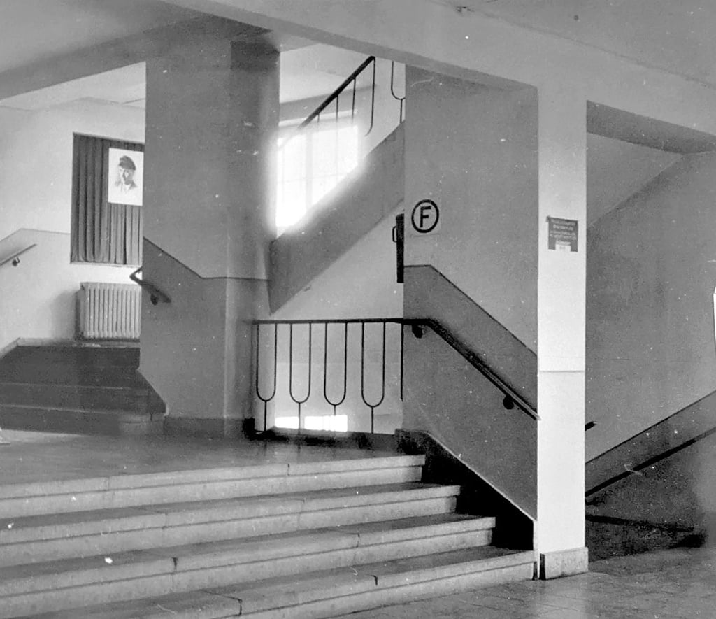Flur und Treppe in der neugebauten Schule.