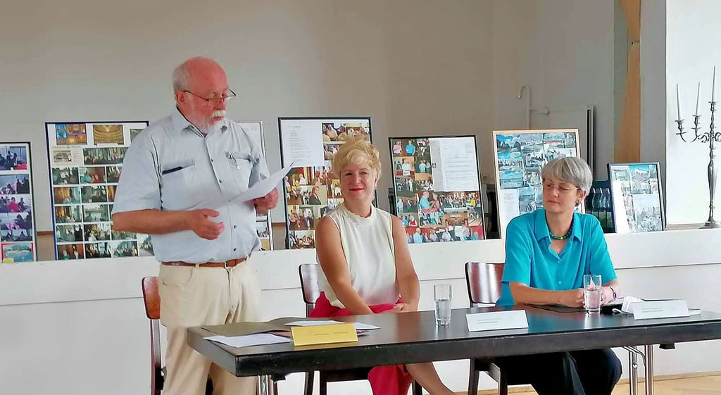 ’Das Präsidium: Ortsvereinsvorsitzender Klaus Abramowski, Nadja Ertmer, Präsidentindes Landesverbandes, Beigeordnete Christiane Schlonski (v.l.)