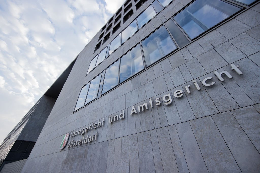 Das Landgericht Düsseldorf hat einem Energieversorger untersagt, die gestiegenen Beschaffungskosten für Strom und Gas auf die Kunden umzulegen, wenn die Verträge eine Preisgarantie enthalten.