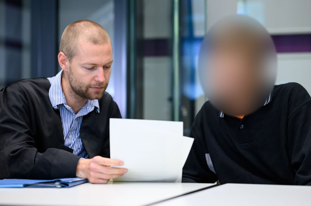 Der angeklagte Umweltaktivist mit seinem Rechtsanwalt Lukas Theune.