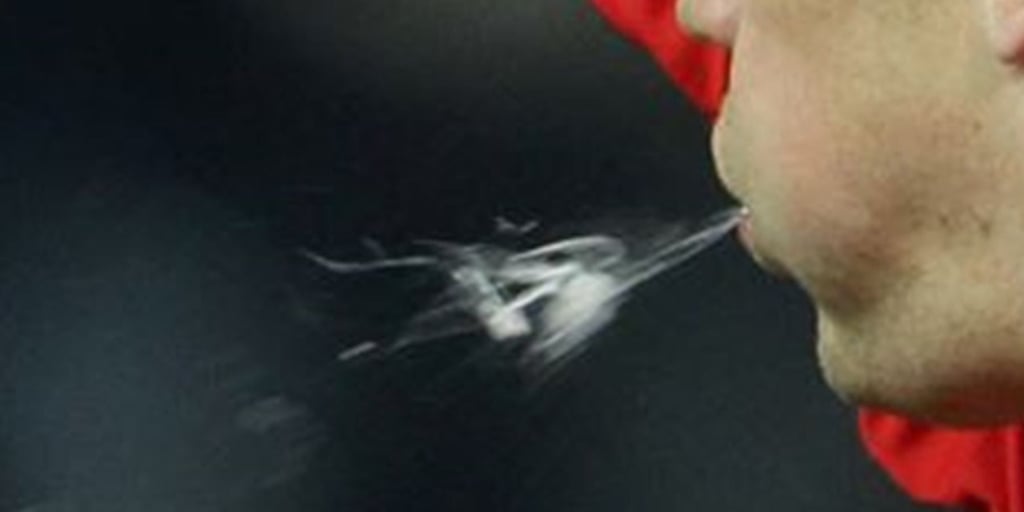 Ein 22 Jahre alter Mann hat in Möckern in Sachsen-Anhalt den Hitlergruß gezeigt und im Polizeiauto um sich getreten und gespuckt. Daraufhin wurde ihm eine Spuckhaube aufgesetzt. Symbolbild: