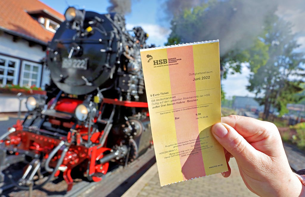 Die Harzer Schmalspurbahnen haben im Juni, Juli und August rund 14.500 Neun-Euro-Tickets verkauft. Auf einer Strecke gab es besonders viel Andrang.
