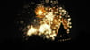 Pyrogames hinter dem Jahrtausendturm im Magdeburger Elbauenpark. Ähnlich diesem spätsommerlichen Spektakel oder mit Laserlicht wünschen sich  Stadträte eine zentrale Silvestershow in der Stadt.