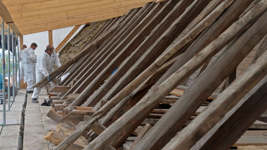 Stück für Stück werden die maroden Balken am Dachstuhl der Schadelebener Kirche abgetragen.