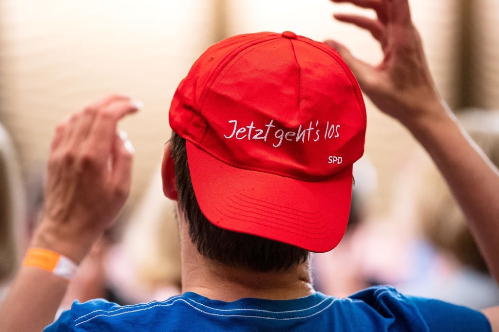 „Jetzt gehts los“ steht auf der Kappe eines Teilnehmers bei einer Wahlkampf-Veranstaltung der SPD Niedersachsen.