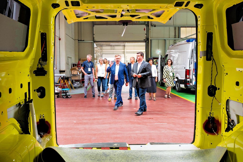 Besuch aus Berlin: Im Rahmen seiner Sommertour schaute sich Bundesarbeitsminister Hubertus Heil (vorn, rechts) im Schönebecker Unternehmen Ambulanz Mobile um. Geschäftsführer Hans-Jürgen Schwarz (vorn, links) zeigte ihm die Innovationen.