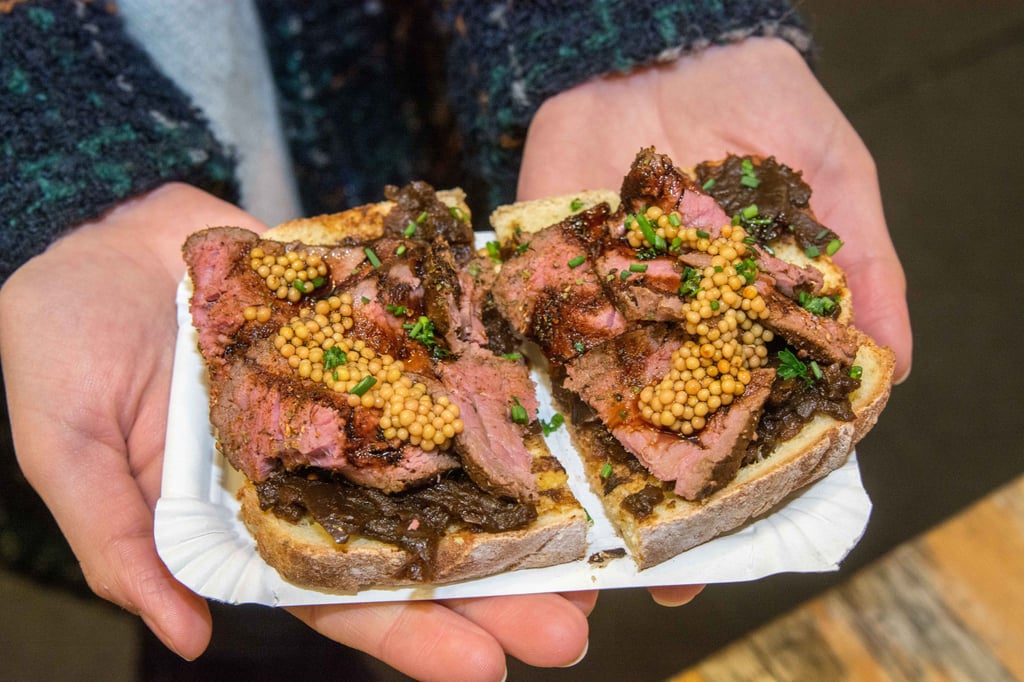 An diesem Wochenende (2. bis 4. September) findet dass Streetfood Festival am Magdeburger Dom mit Spezialitäten aus aler Welt statt. Der Eintritt kostet drei Euro. Archivfoto: