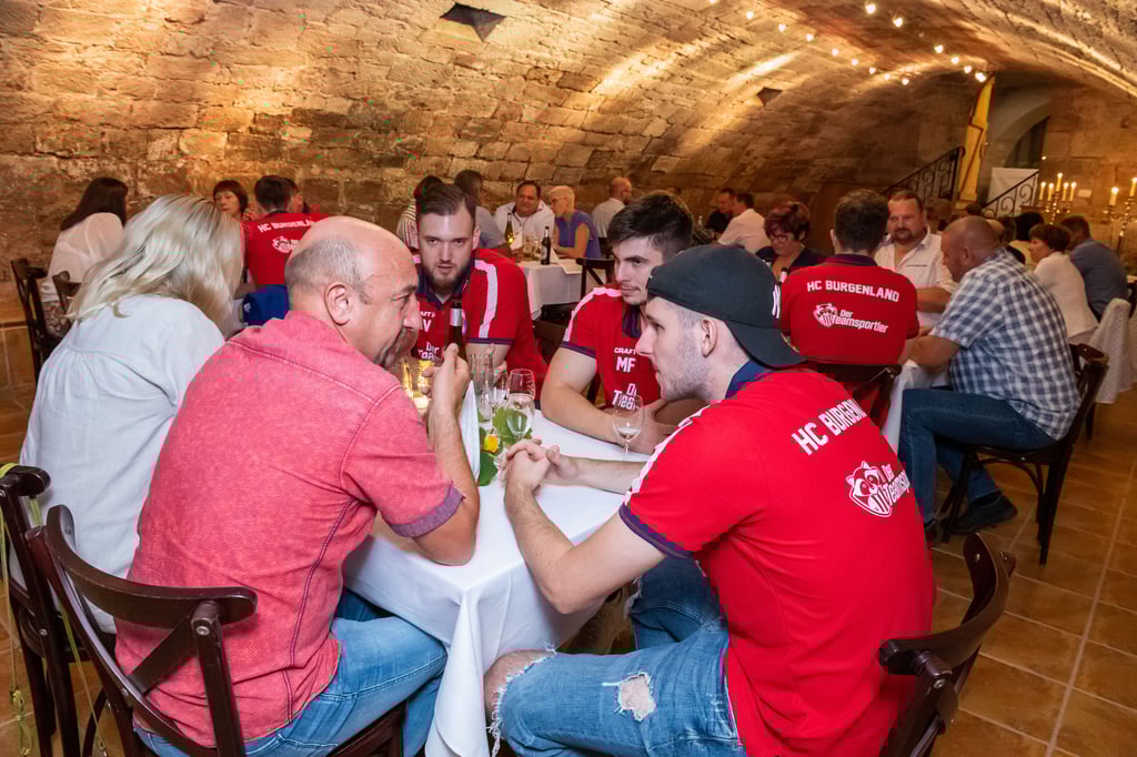 Bei der Saisoneröffnung mit den Sponsoren in der Naumburger Wein- und Sektmanufaktur: Kevin Szep-Kis (v.r.), Mirco Fritzsche und Neuzugang Marian Voigt unterhalten sich mit Thomas Röhrborn.