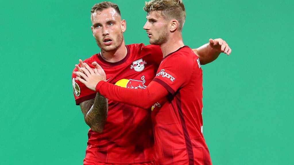 RB-Neuzugang David Raum (l.) freut sich mit Timo Werner über einen Treffer des Angreifers.