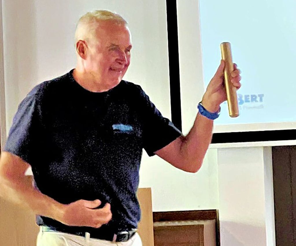 Jörg Siebert aus Wust zeigt den Staffelstab, den er seinem Sohn zur Geschäftsübergabe überreicht hatte.