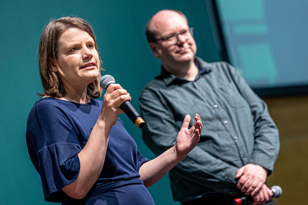 Julia Willie Hamburg und Christian Meyer sprechen auf einem Landesparteitag ihrer Partei in der Lindenhalle.