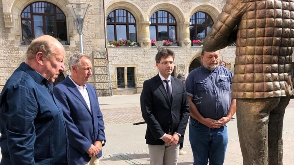 Stilles Gedenken am Mittwoch am Dessauer Denkmal von Michail Gorbatschow.