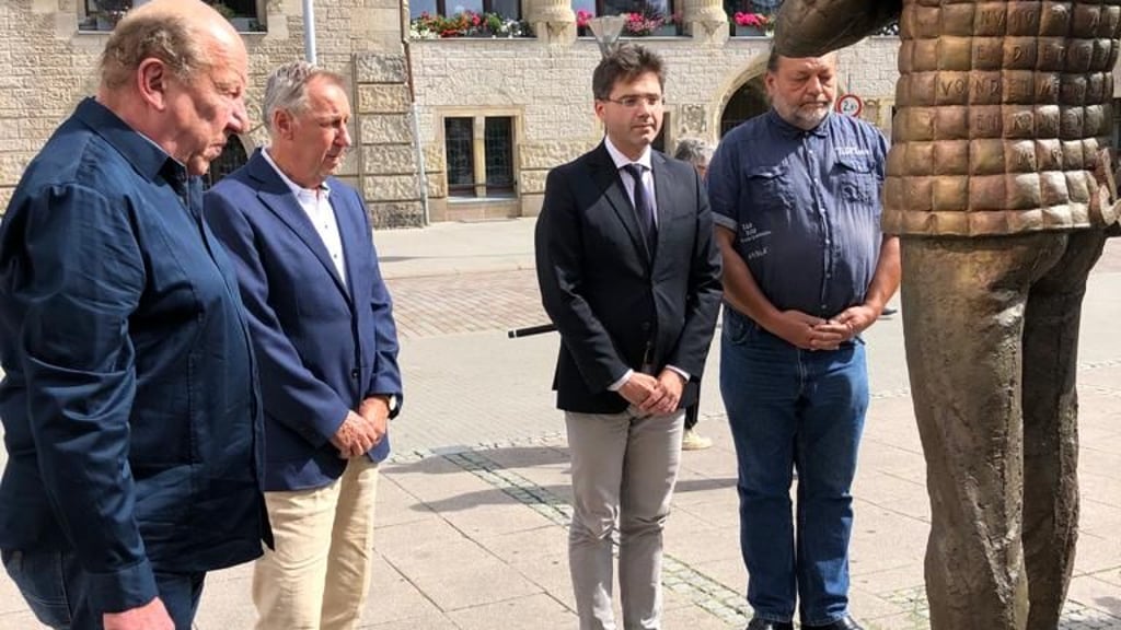 Stilles Gedenken am Mittwoch am Dessauer Denkmal von Michail Gorbatschow.