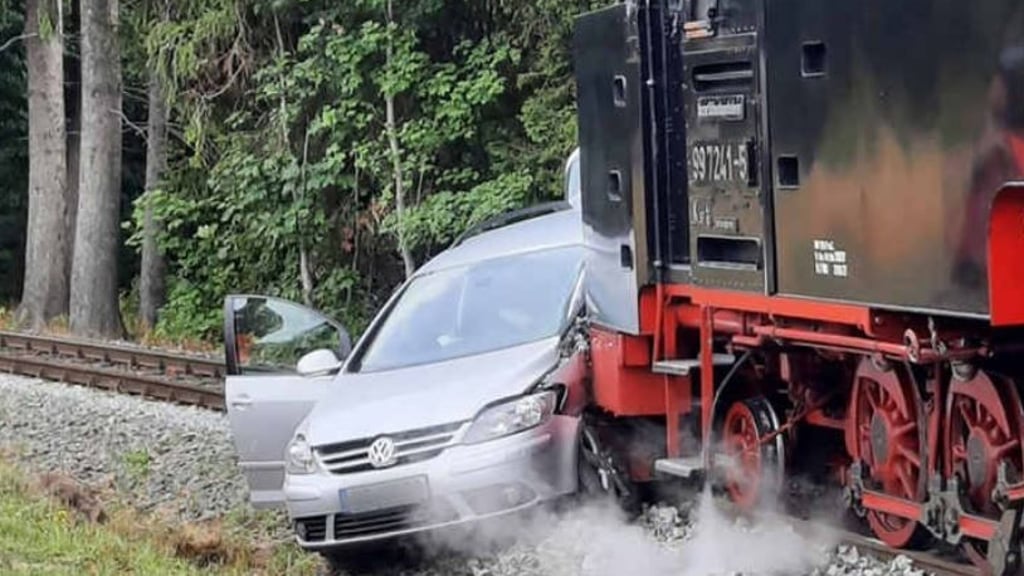 Ein Auto ist im Harz bei Elend von einem Zug erfasst und mitgeschleift worden. Es gab zwei Verletzte. Foto: