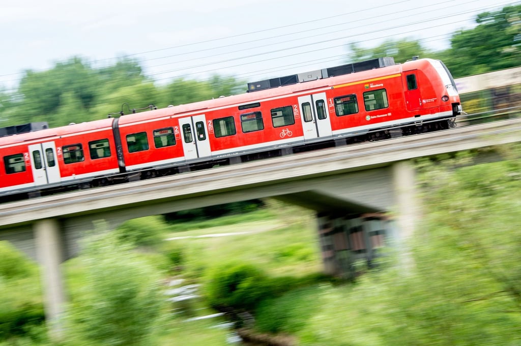 Ein Zug der S-Bahn Hannover fährt über eine Brücke am Bahnhof Hannover-Linden.