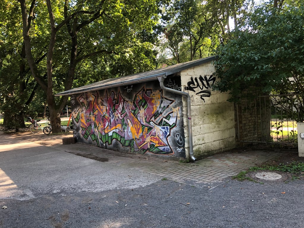 Auf dem Gelände des Pferdestalls will die Stadt an einem Nebengebäude Platz für legale Graffiti schaffen. Das Häuschen soll zuvor noch verputzt werden, um den nötigen Untergrund zu schaffen.