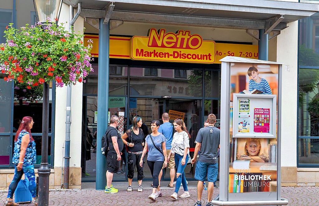 Die Kunden des für rund 45 Minuten stockdunklen „Netto“-Marktes in der Naumburger Salzstraße werden per Taschenlampen aus dem Laden geführt.