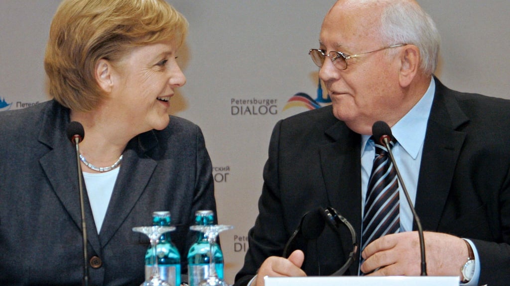 Die damalige Bundeskanzlerin Angela Merkel (CDU) und der ehemalige russische Präsident Michail Gorbatschow bei den deutsch-russischen Regierungskonsultationen im Oktober 2007.