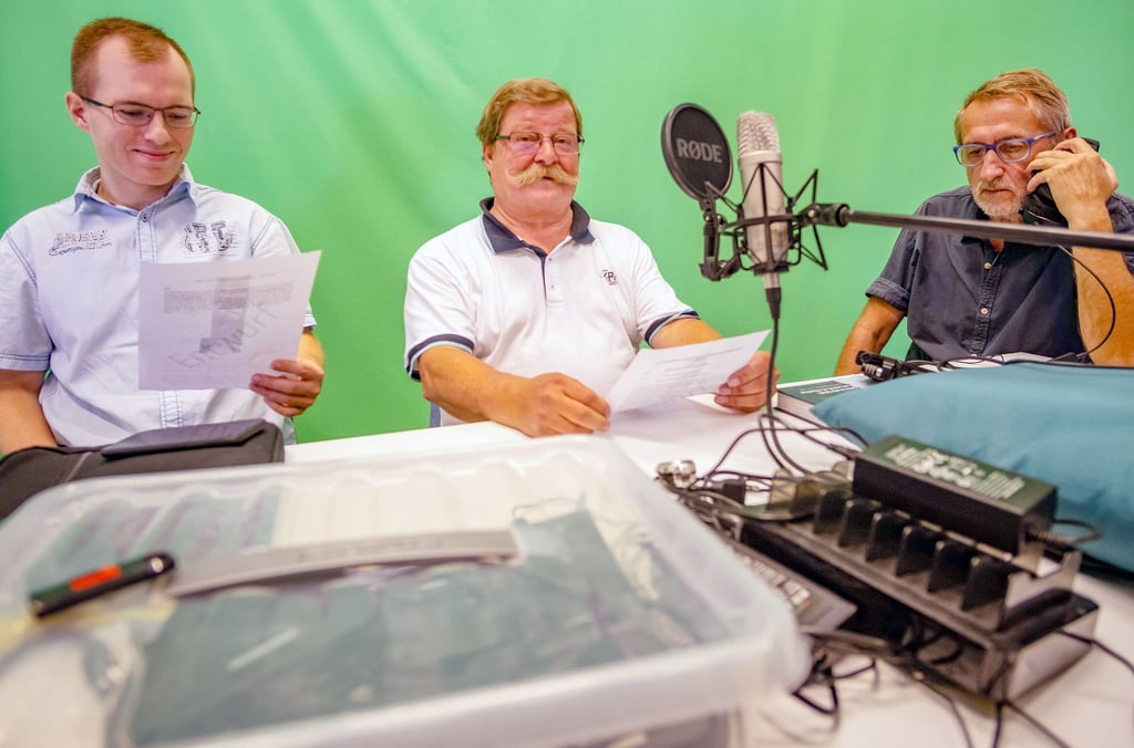 Arbeiten beim Aufzeichnen des Audioführers „Digital durch Alt-Zekwia“ zusammen:  Koordinator Patrick Halka vom Projektbüro Stadt der Zukunft Zeitz, Zeitzeuge Joachim Strauch und Reiner Eckel, der die technische Bearbeitung übernimmt (v.l.).  