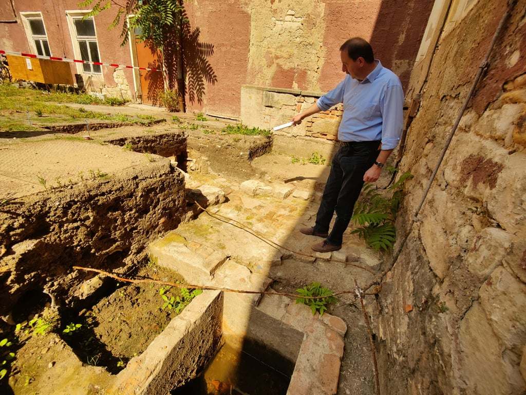 Archäologe Matthias Becker vom Landesamt für Denkmalpflege und Archäologie zeigt die Grabungen im Innenhof des Klosters Sankt Claren in Weißenfels. Die archäologischen Grabungen begleiten den Bau- und Planungsprozess zum Bildungscampus, der hier enstehen soll.