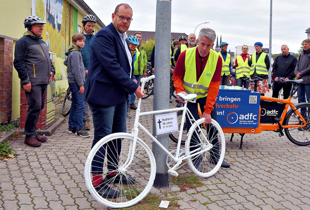 Im vergangenen Oktober stellten Mitglieder des ADFC ein weißes Fahrrad an der Halleschen Straße in Köthen auf, um dem dort zuvor tödlich verunglückten Mann zu gedenken. 2021 starben im Altkreis zwei Menschen bei Unfällen, beide waren mit dem Fahrrad unterwegs.