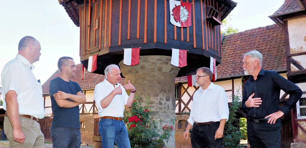 Vorabgespräch auf dem Schäfers Hof unterm Taubenturm. Von links: Bürgermeister Dirk Heinemann, Ronny Kirlum (technischer Leiter Kammerorchester), Chorleiter Robert Göstl sowie Thomas Dahms und Thomas Helmuth vom Förderverein Schäfers Hof.