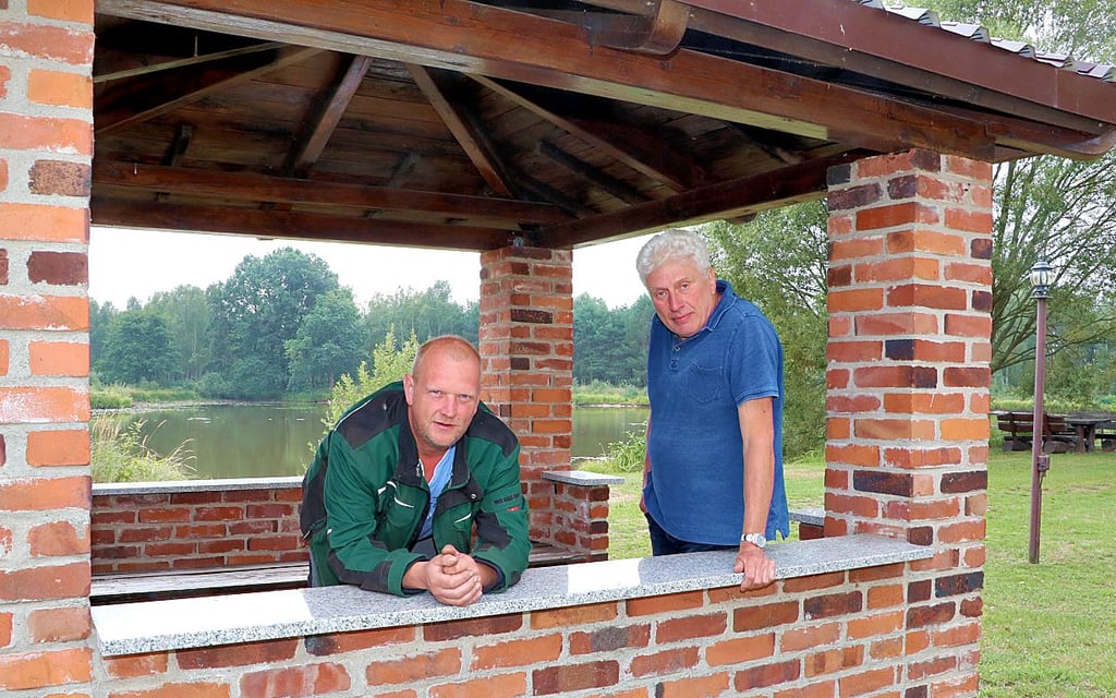Jens Steffen (links) und Georg Cieplik vom Premsendorfer Kulturverein freuen sich auf das kommende Wochenende, auch wenn es dem gesamten Verein viel Arbeit beschert. Sie wünschen sich viele zufriedene Besucher.