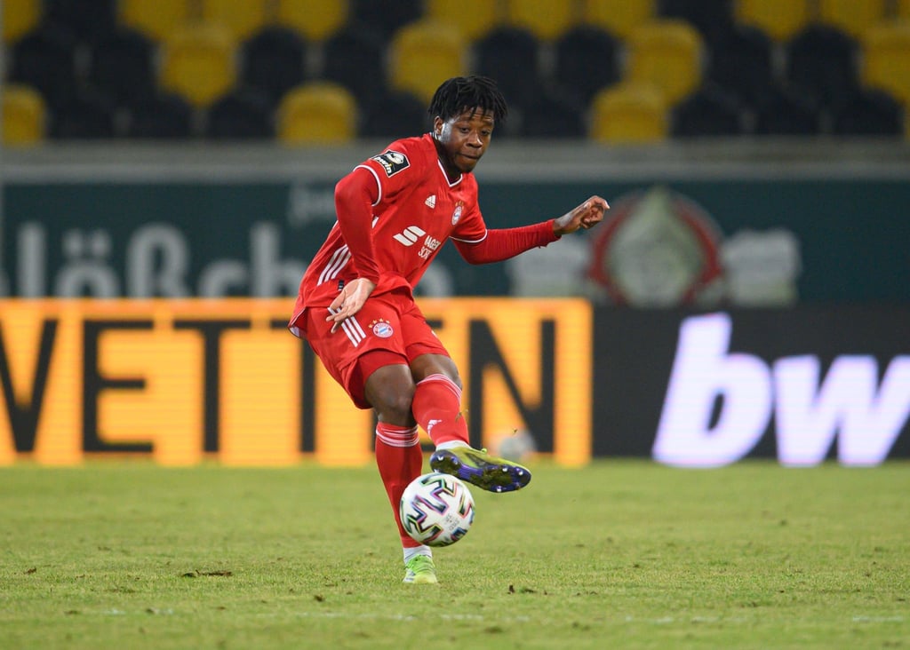 Bayerns Bright Arrey-Mbi spielt den Ball.