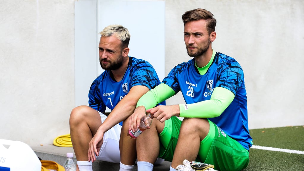 Luka Sliskovic (l.), hier mit Keeper Tim Boss, kam beim 1. FC Magdeburg nie wirklich in Form.