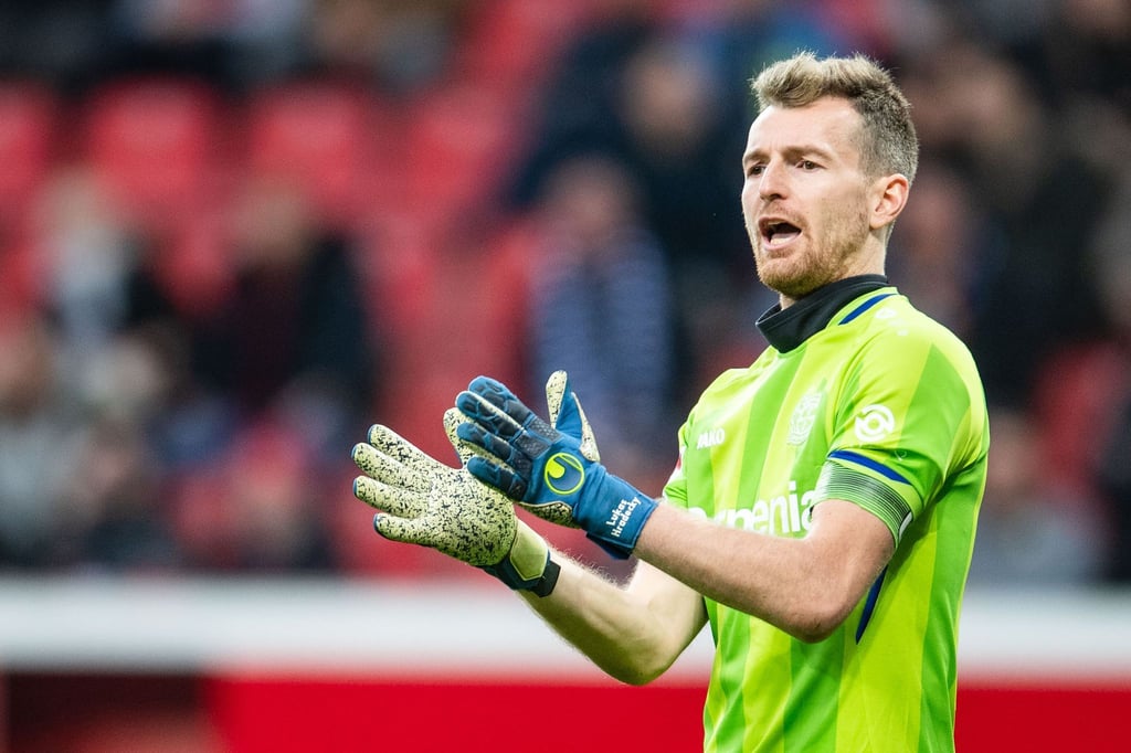 Torhüter Lukas Hradecky hat seinen Vertrag bei Leverkusen um drei Jahre verlängert.