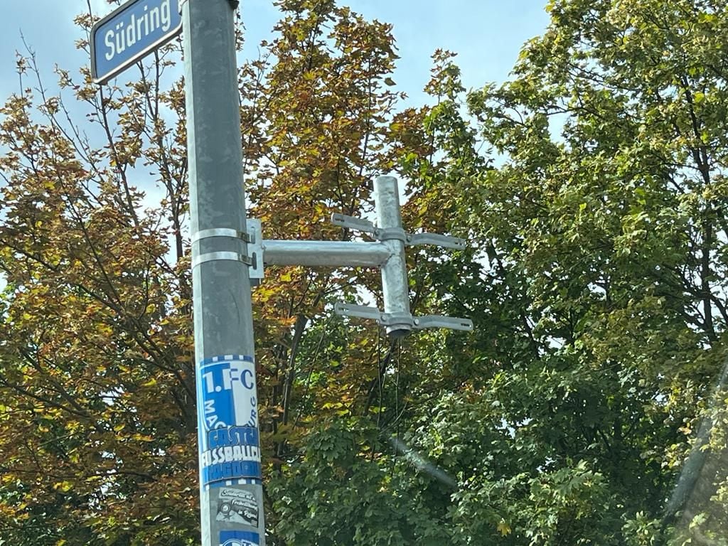 An dieser Halterung am Südring in Magdeburg hing bis vor Kurzem noch ein Sudenburg-Schild.