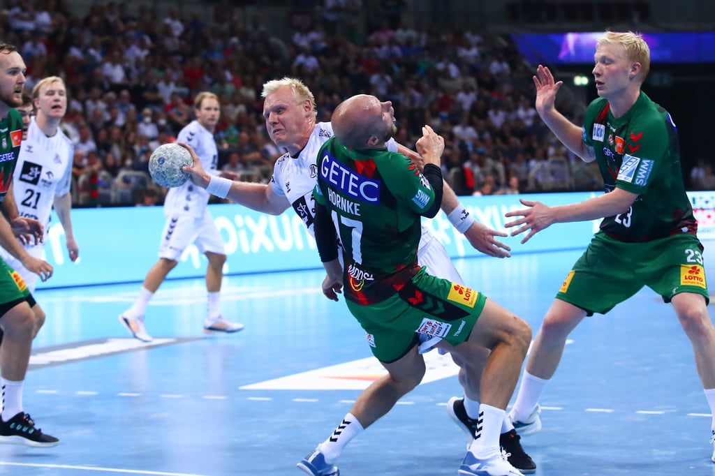 Die ganze Kraft des Kielers Patrick Wiencek (am Ball) bekam gestern auch Tim Hornke (mit Magnus Saugstrup/r.)zu spüren. Letztlich setzte sich der THW Kiel durch.
