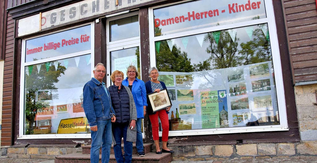 Jutta Wenzel, Dorothee Rebentisch sowie Barbara und Falk Unger (von rechts) haben gemeinsam mit weiteren Helfern zwei Schaufenster am Markt in Hasselfelde für die 800-Jahr-Feier geschmückt.