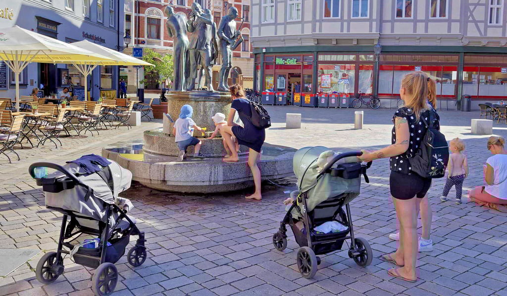 Bei hochsommerlichen Temperaturen bringt das Wasser vom Denkmal der Münzenberger Musikanten auf dem Quedlinburger Marktplatz willkommene Abkühlung. Die Jüngsten haben ihre Freude beim Planschen. Gibt es auf den Markt künftig auch einen Trinkbrunnen?