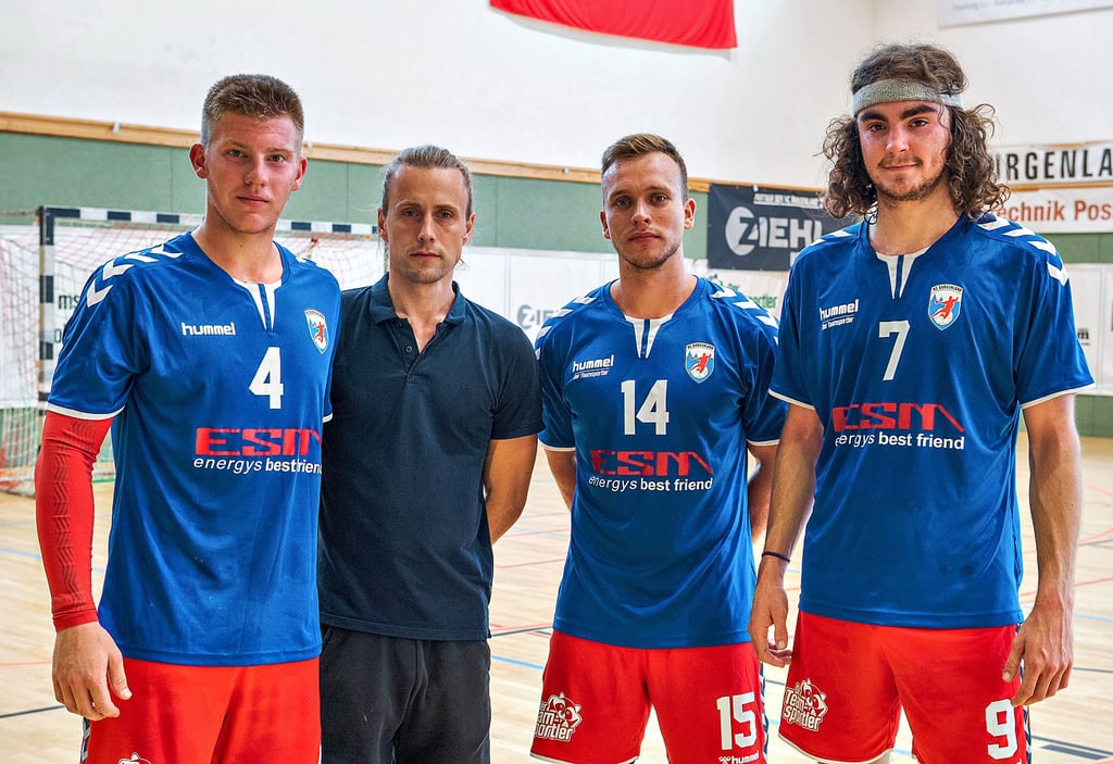 Marcus Deibicht (2.v.l.), Coach des HC Burgenland II, geht am kommenden Wochenende mit zwei Neuzugängen in die neue Saison der Sachsen-Anhalt-Liga: Jonas Hassenmeier (l.) und Lucas Haucke (2.v.r.), die beide vom Weißenfelser HV gekommen sind. Ob auch Tim Kurrat (r.), der beim SCM ausgebildet wurde und Sohn der Magdeburger Handball-Legende Helmut Kurrat ist, dazugehören wird, hängt indes noch von einigen Formalitäten ab.