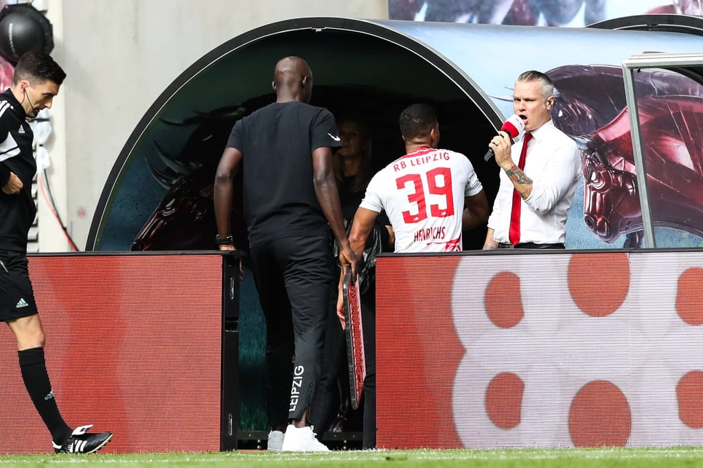 benjamin henrichs musste nach 42 Minuten ohne Verletzung vom Feld.